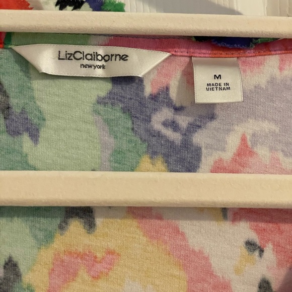 Liz Claiborne New York V-Neck ruffled top!colorful, comfortable & cute. Size M. - Picture 6 of 6